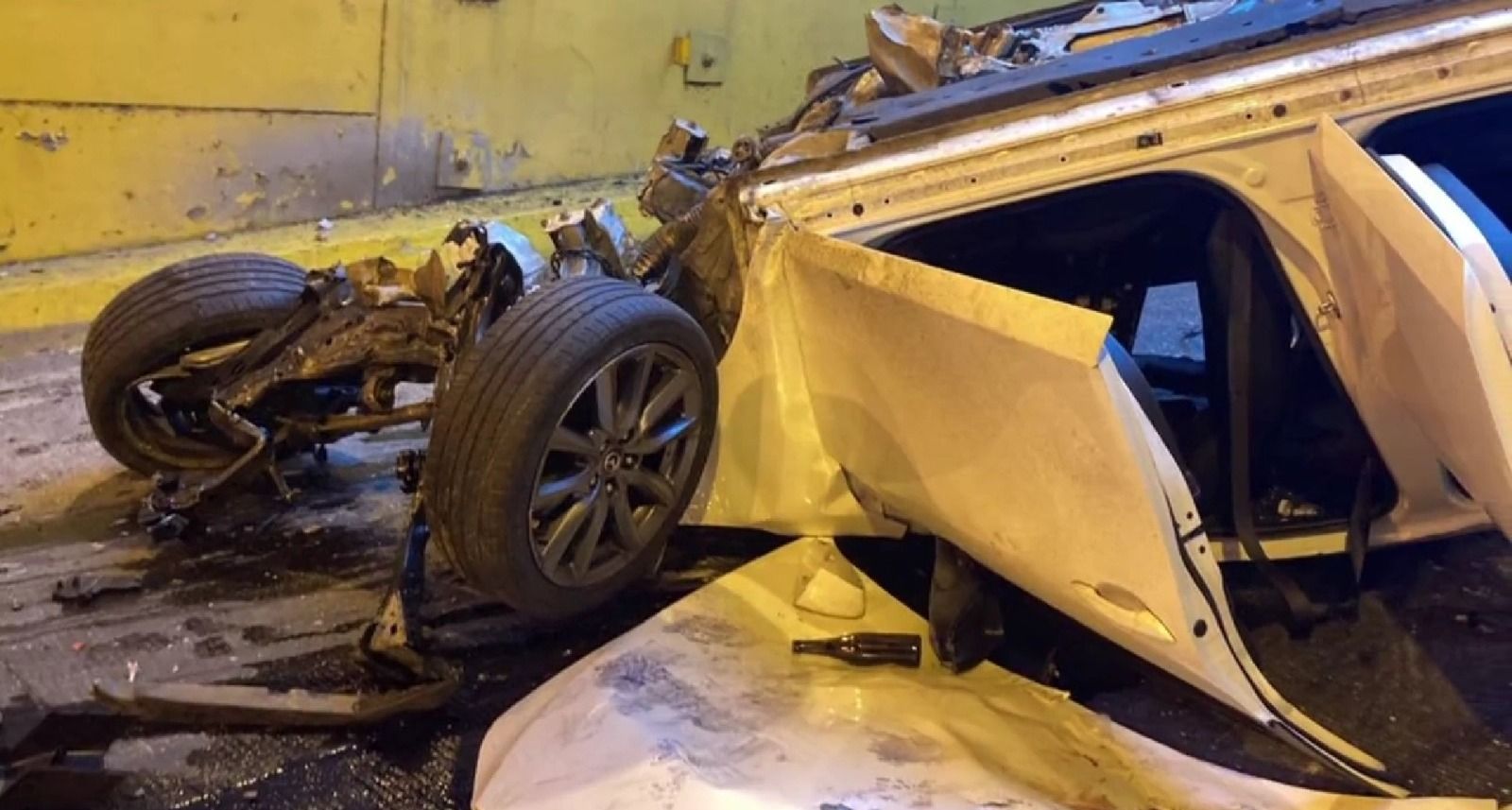 VIDEO. Jóvenes abandonan vehículo luego de caer en paso a desnivel