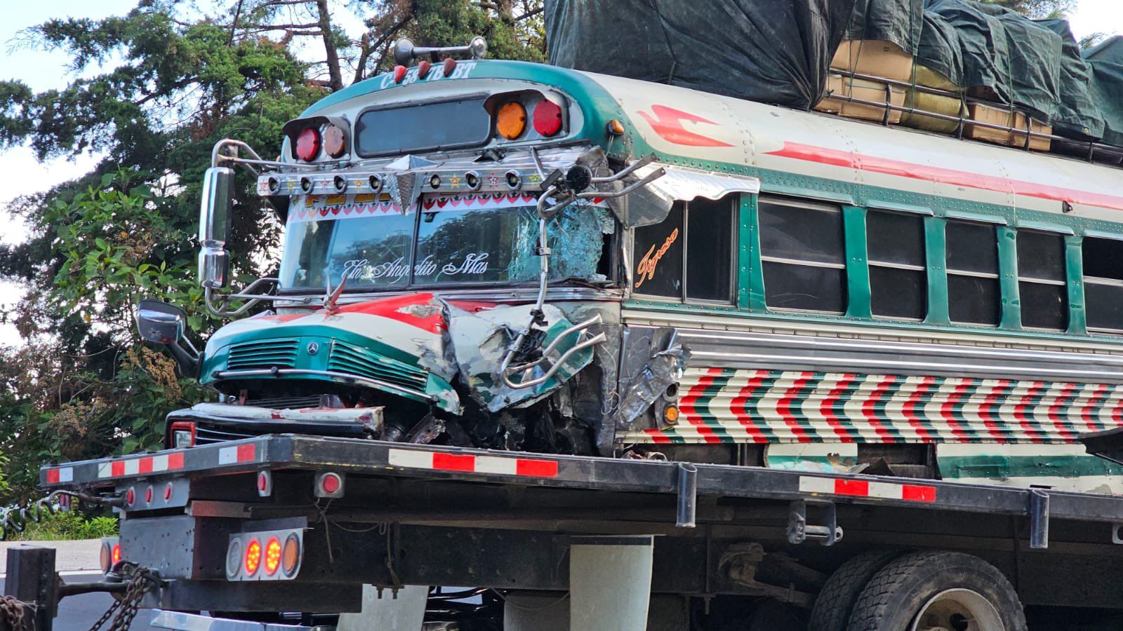 Bus choca contra una plataforma en ruta Interamericana