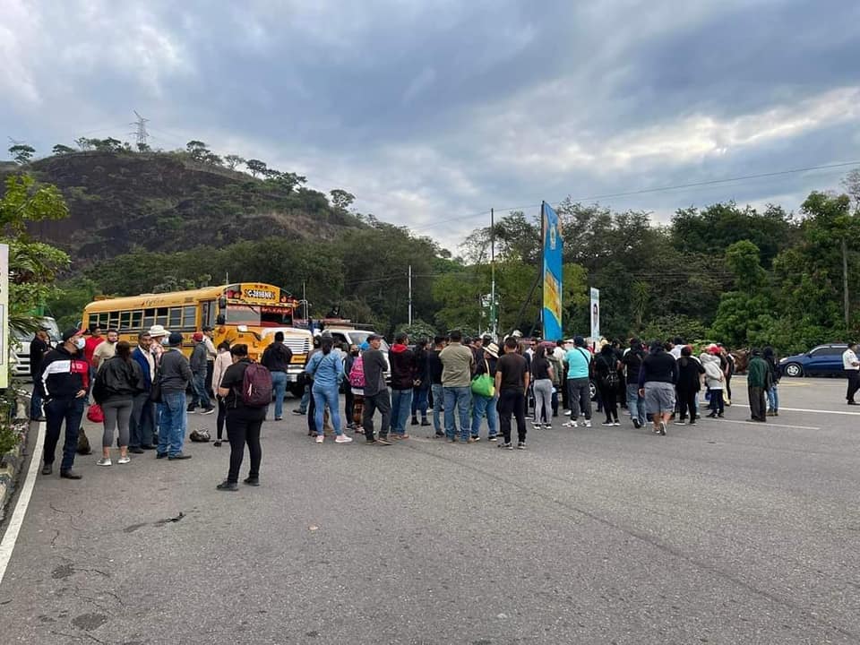 Bloquean carreteras del país