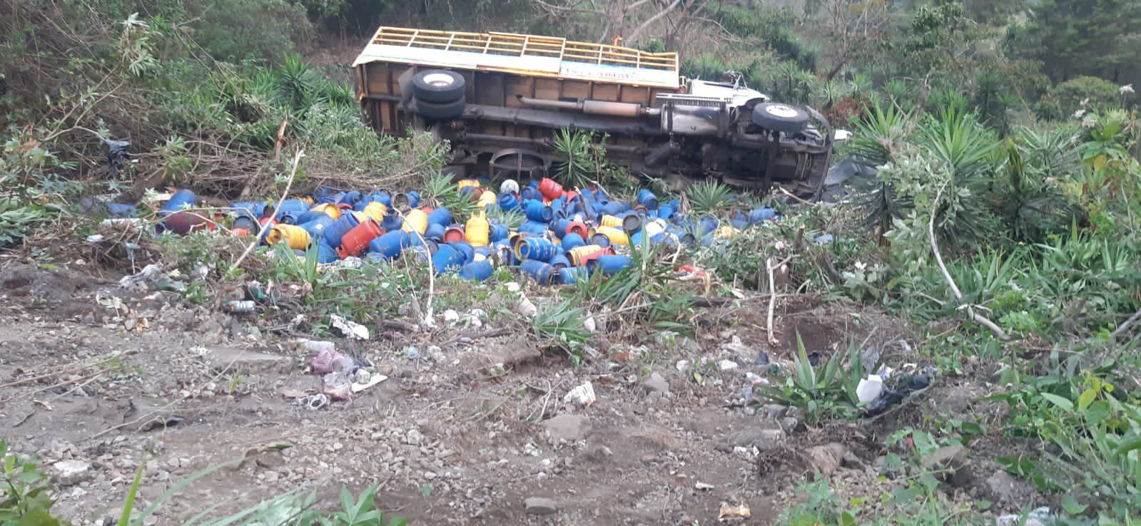 Camión cae a barranco en la ruta a Santa Elena Barrillas