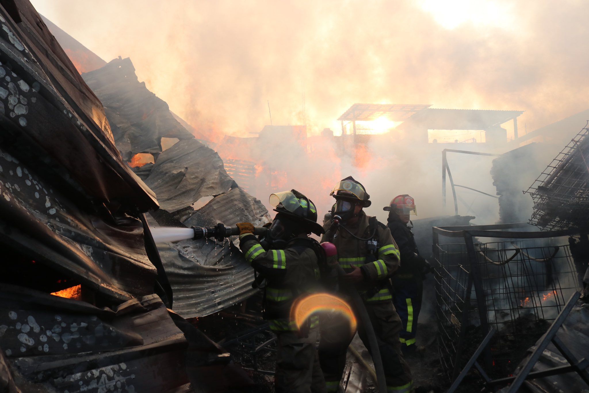 Bomberos combaten incendio en bodega de San Miguel Petapa