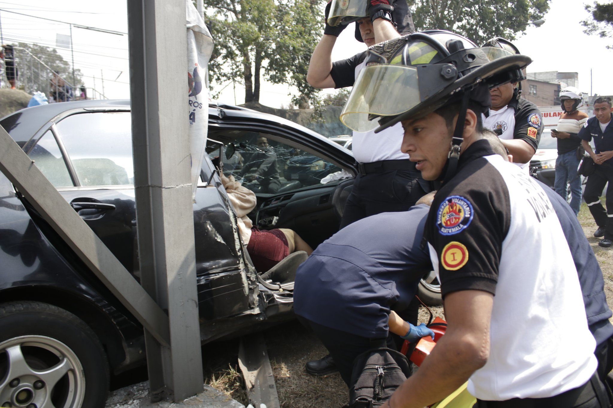 Madre e hija sufren aparatoso accidente en el Periférico