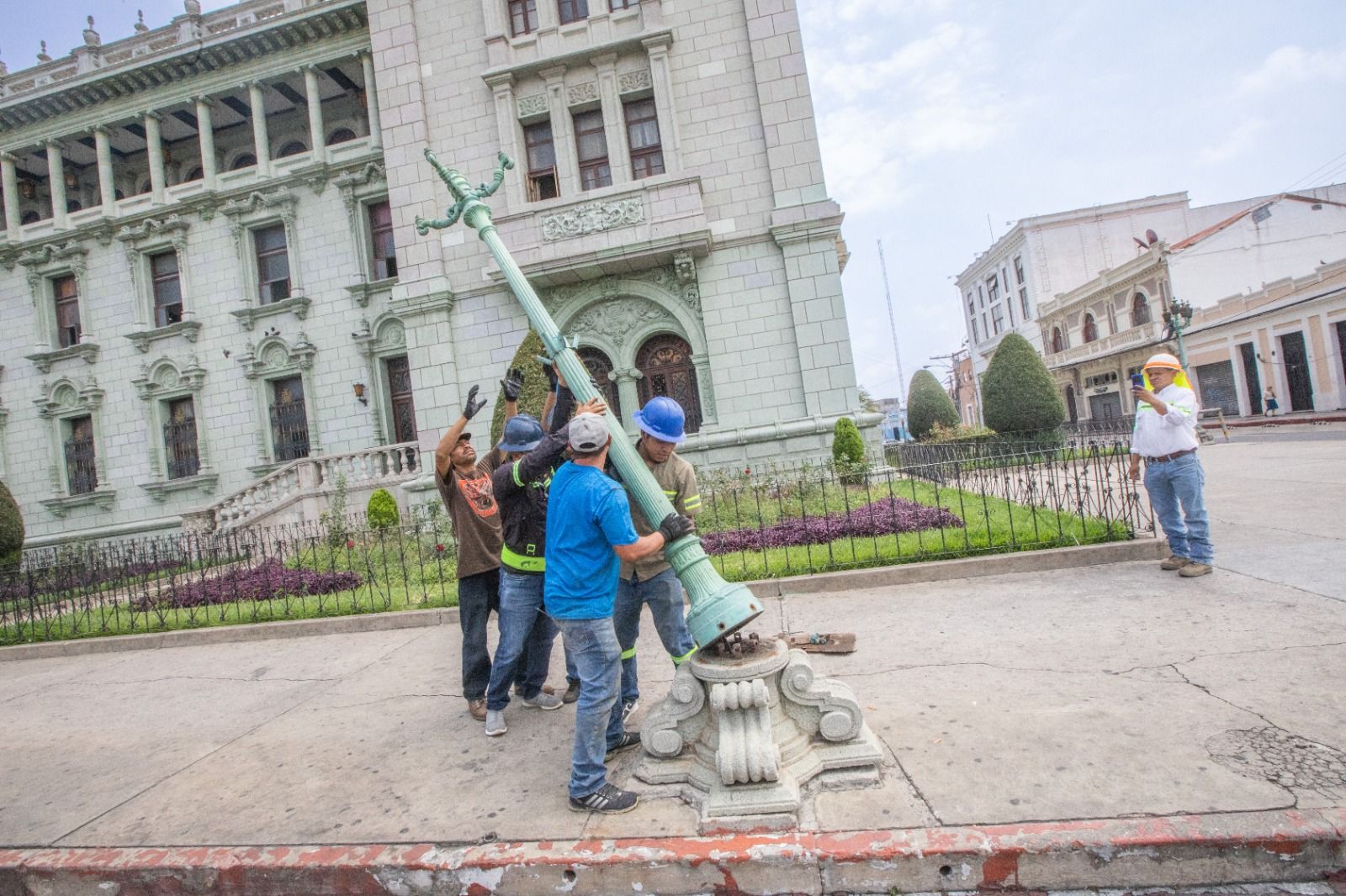 Retiran postes de iluminación del Palacio Nacional de la Cultura