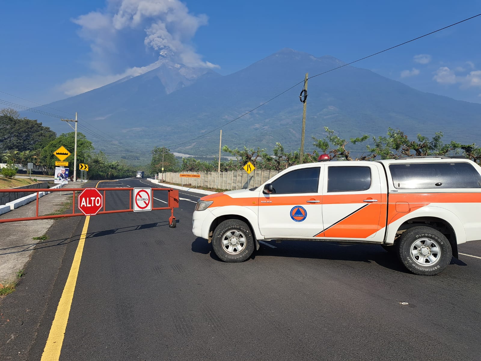 Volcán de Fuego inicia erupción lanzando ceniza y lava