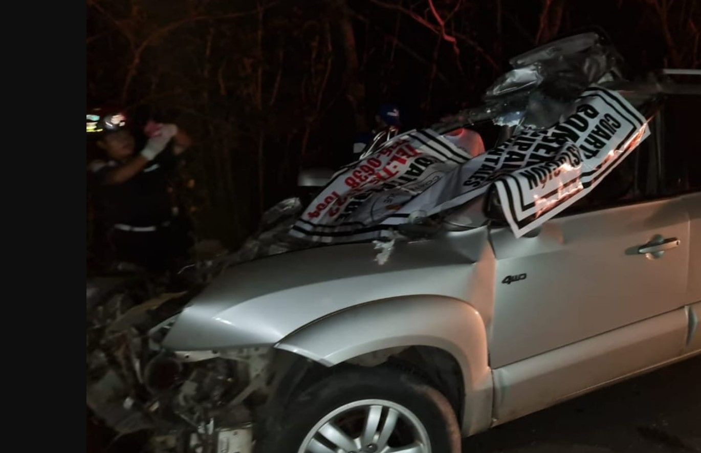 Vehículo choca contra un transporte de carga