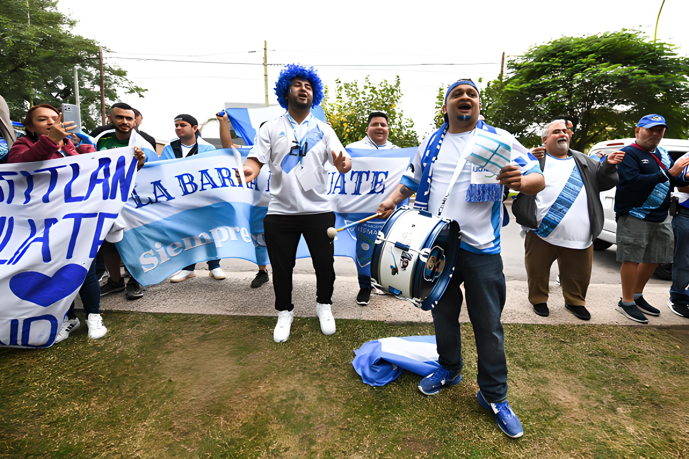 Buen número de guatemaltecos para apoyar a la sub-20 en Argentina