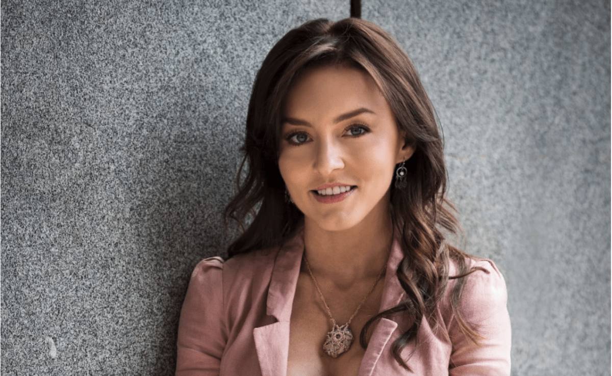 Angelique Boyer posa de espaldas en candente bikini de tanga