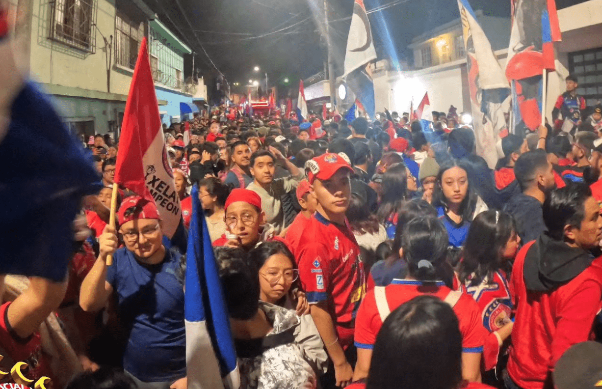 ¡Banderazo! La afición de Xelajú cree en la remontada ante Antigua GFC