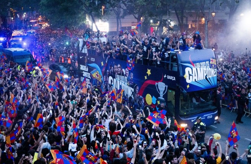 Jugadores del Barcelona celebran con su afición el título de La Liga