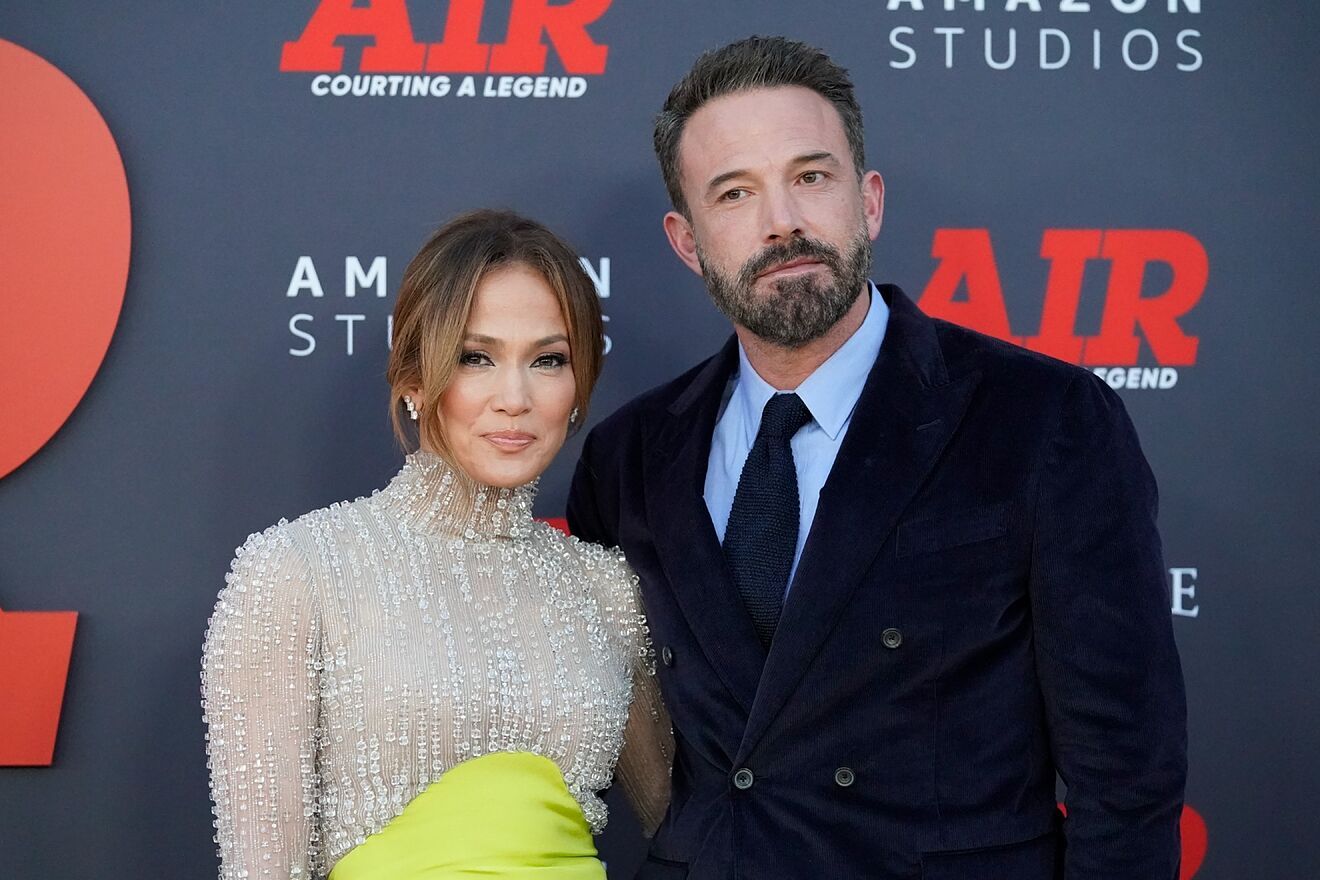 Video muestra de mal genio a Ben Affleck y le avienta la puerta a Jennifer López