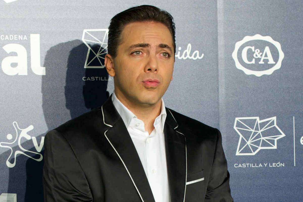 ¡Parece Beetlejuice! Se burlan de Cristian Castro por nuevo look