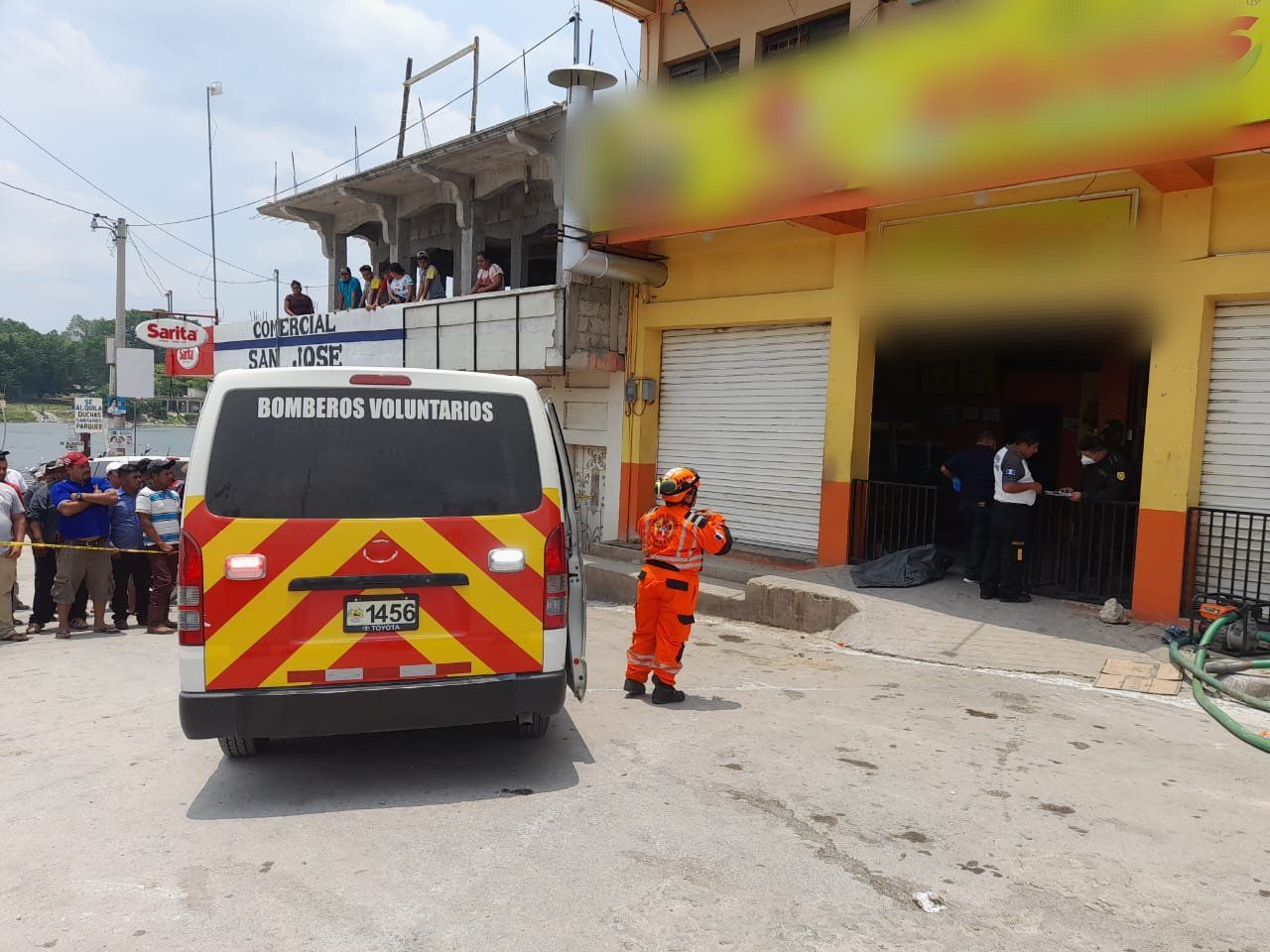 Cuatro hombres mueren al limpiar fosa séptica de local de pollo frito