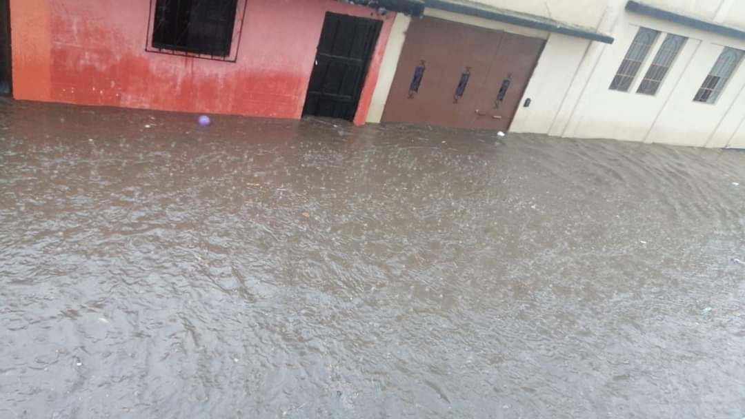 Estragos por la lluvia: Reportan calles inundadas y viviendas sin techo