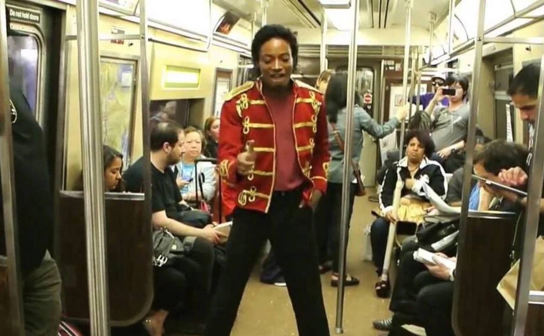 Imitador de Michael Jackson muere estrangulado por pasajeros en Metro