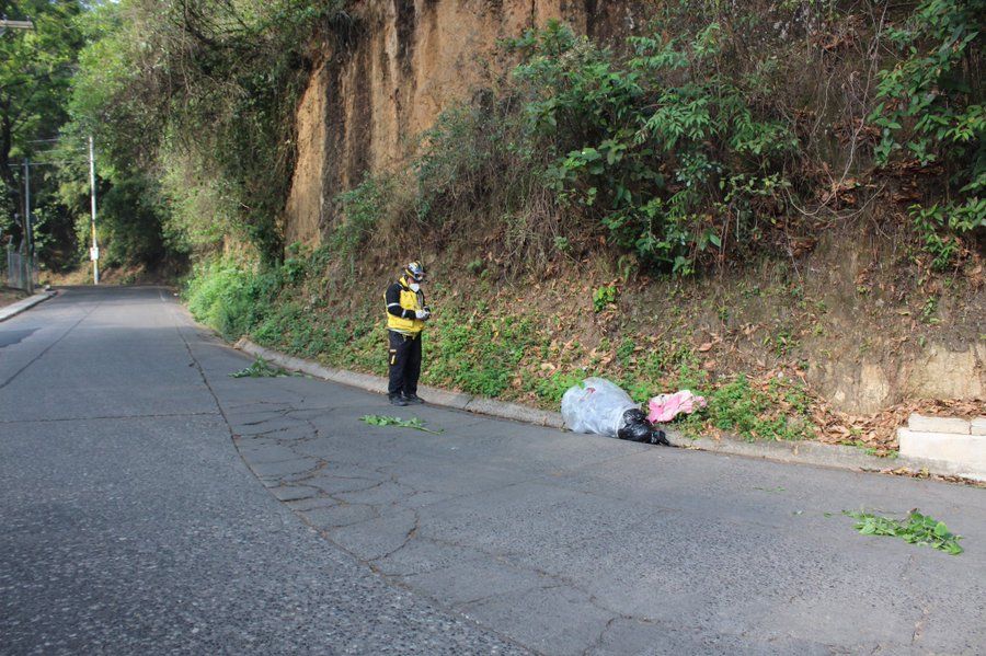 Encuentran dos cadáveres abandonados en la carretera