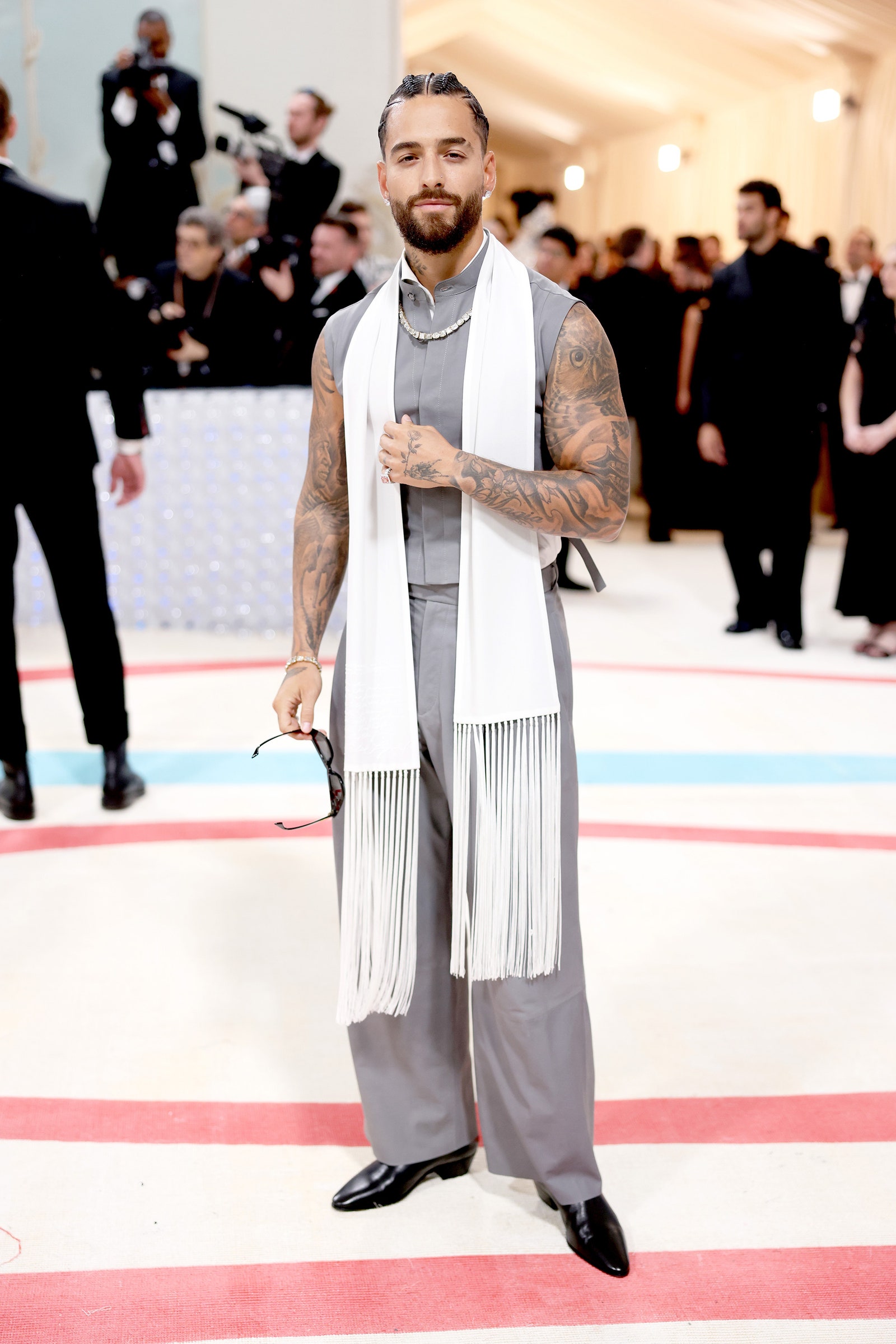 Maluma con traje sin mangas y bufanda en la MET Gala 2023.