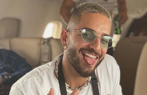 VIDEO. Maluma enseñó de más mientras le ponían una inyección