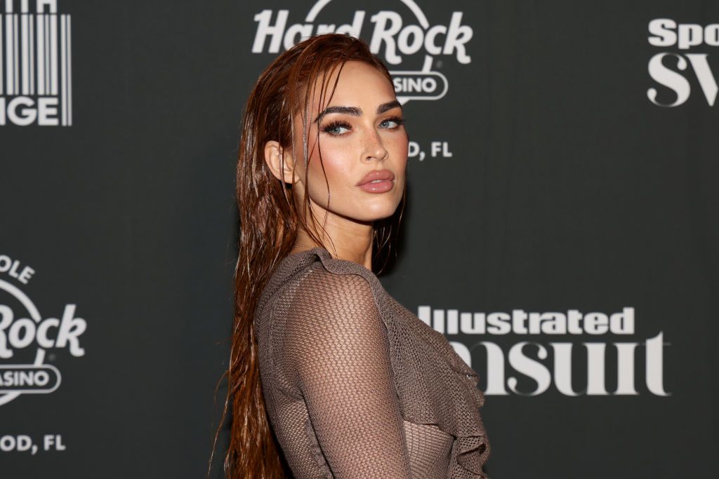 Megan Fox deja expuestos sus senos en escote al ombligo y sin sostén