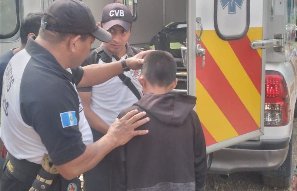 Adolescente es alcanzado por una bala perdida