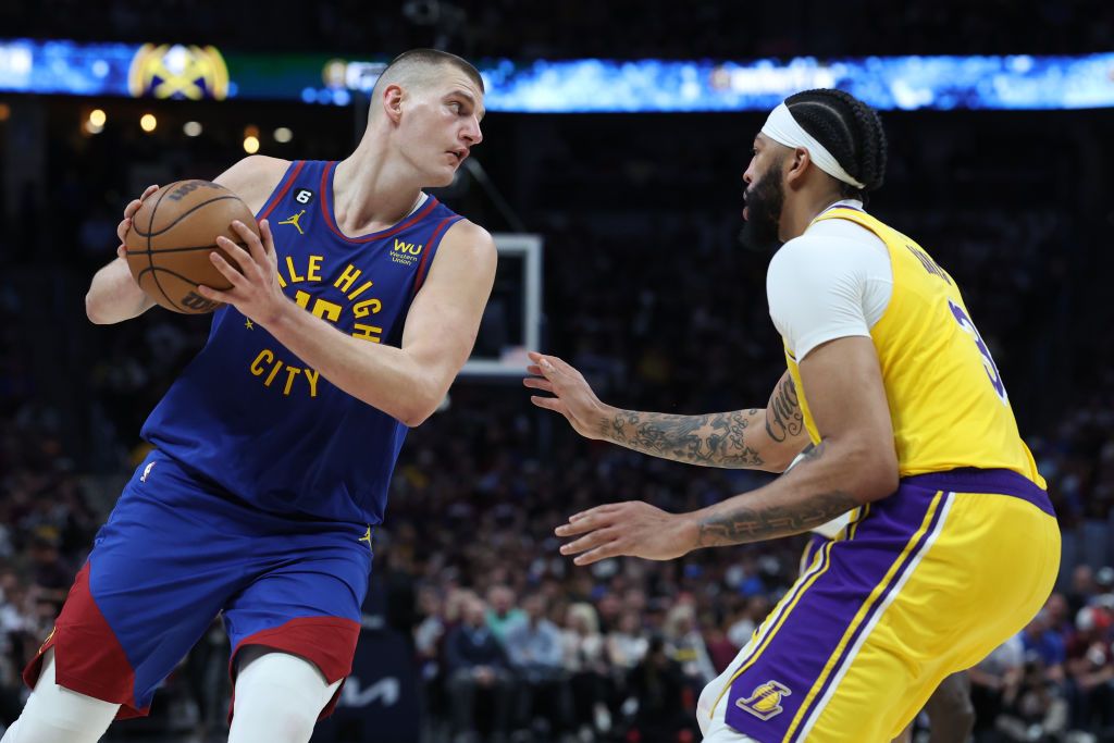 Nuggets se apuntan el primer triunfo ante Lakers con exhibición de Jokic