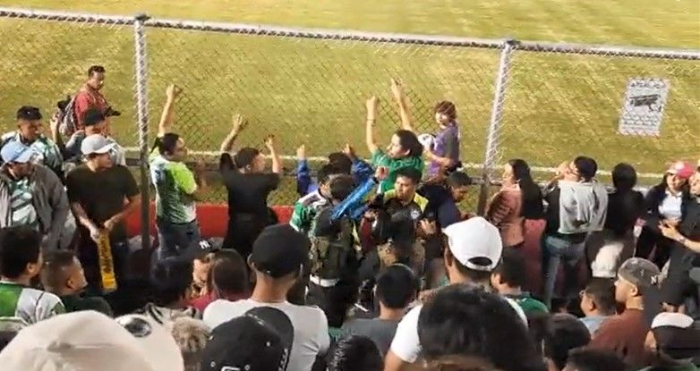 VIDEO: Pelea entre aficionados durante la final del Clausura 2023