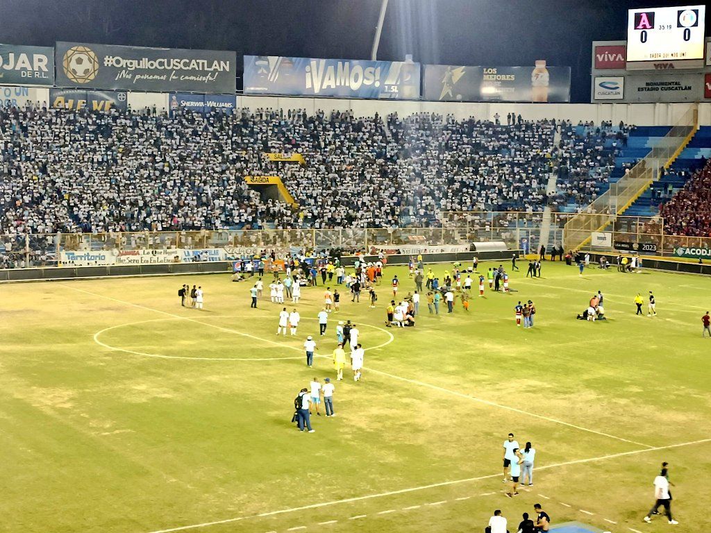 Tragedia en El Salvador: Varios fallecidos por estampida en el estadio Cuscatlán