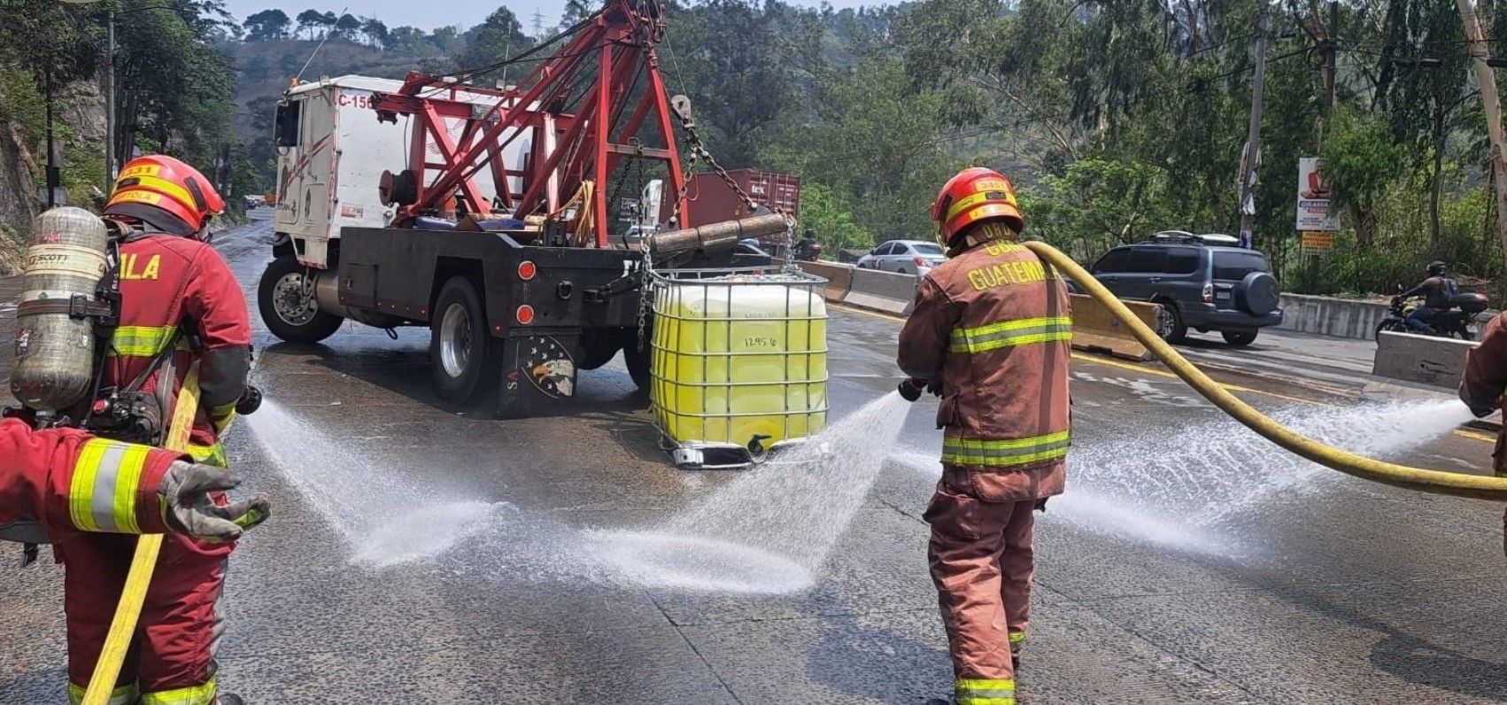 Bomberos controlan derrame de cloro en ruta al Pacífico