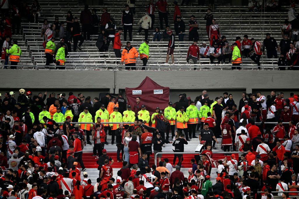 ¡Tragedia en Argentina! Hincha fallece tras caer de una tribuna en el Monumental