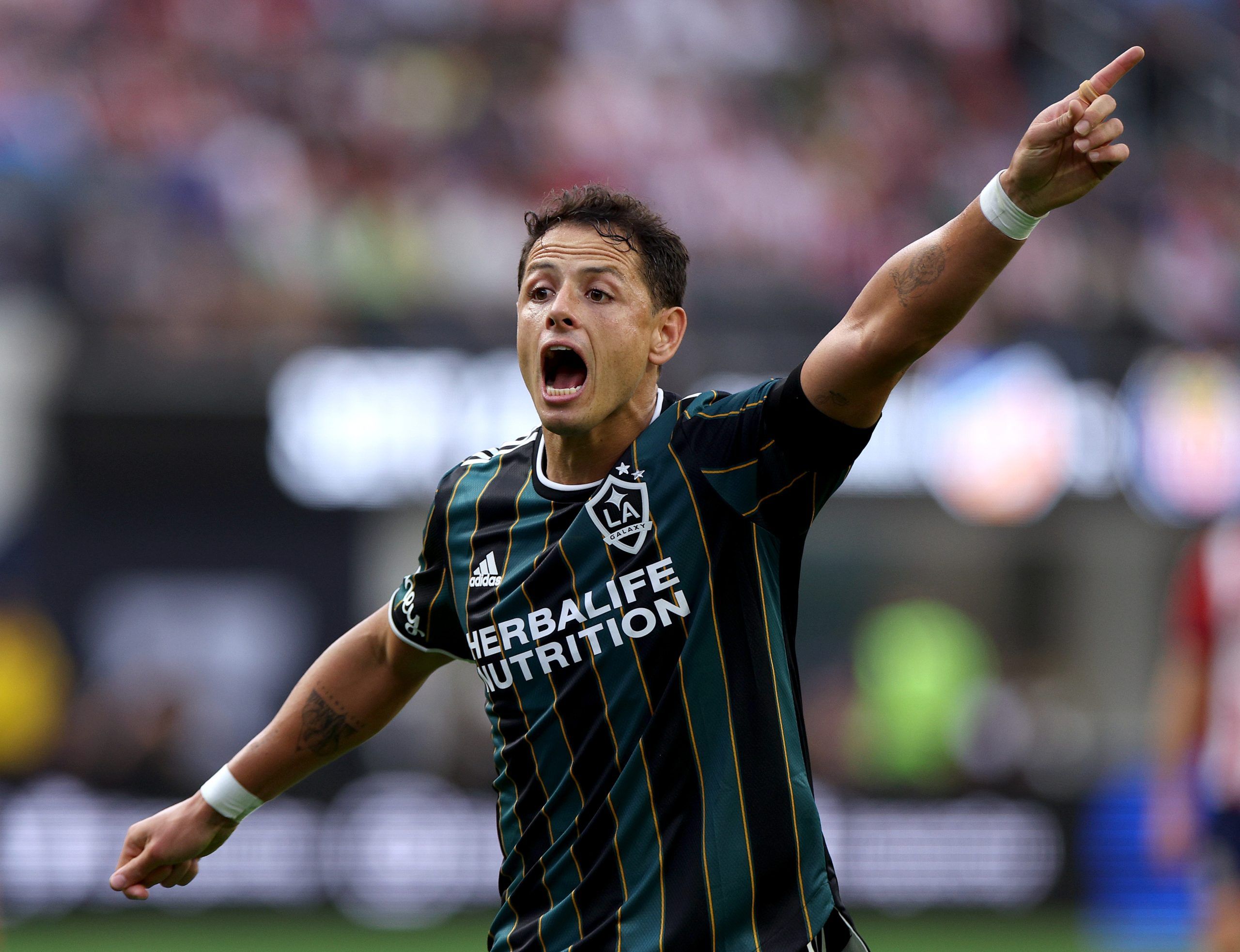 Grave lesión terminaría la etapa de ‘Chicharito’ Hernández en el LA Galaxy