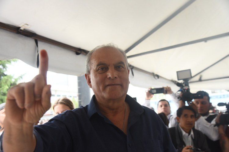 Manuel Villacorta, candidato a presidente de VOS, emite su voto