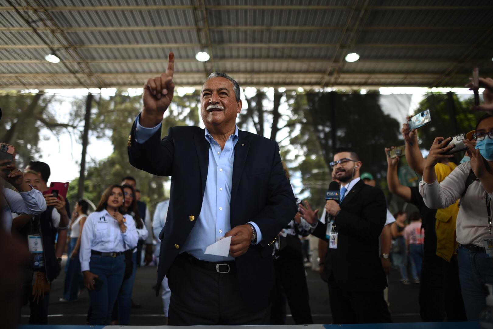 Manuel Conde, el candidato respaldado por el oficialismo, vota en zona 13