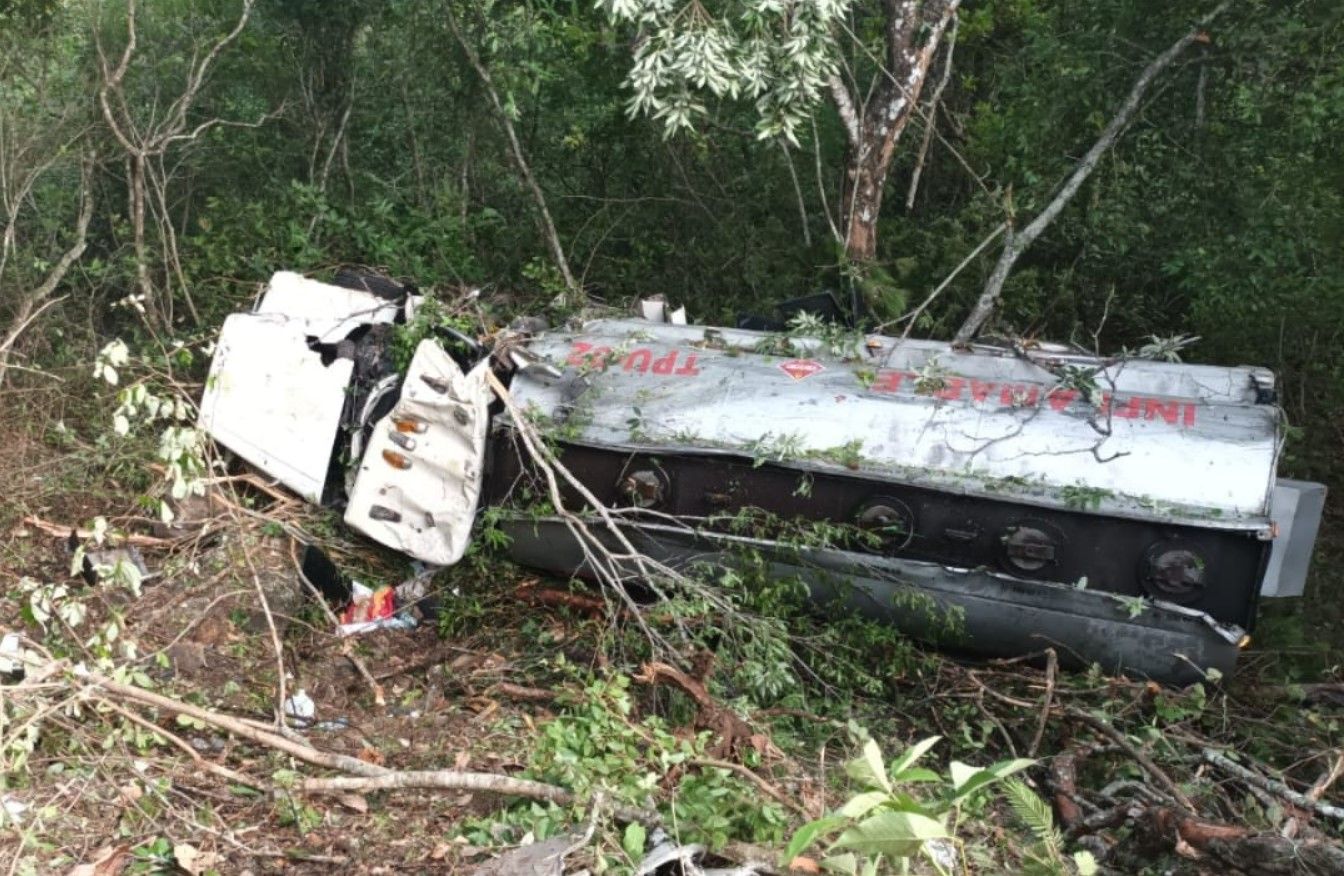 Camión cisterna cae a barranco