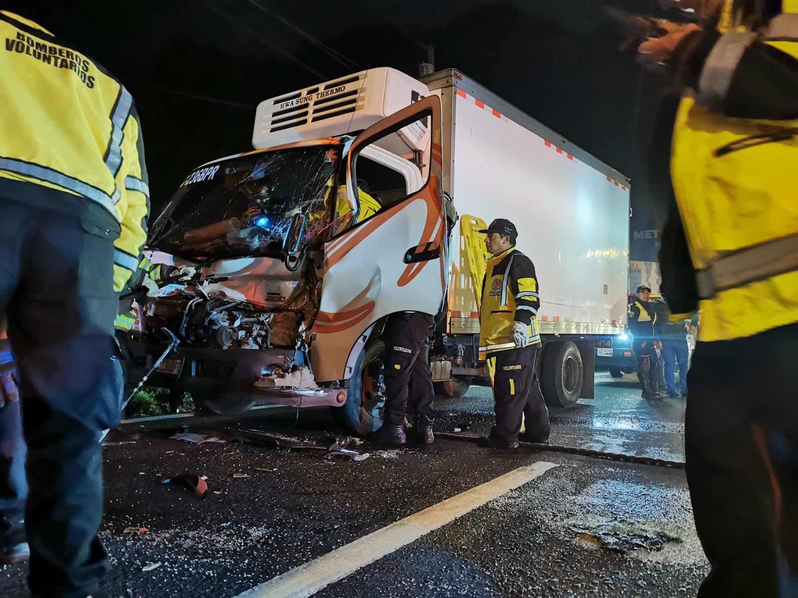 Rescatan a piloto tras choque de camiones en la ruta Interamericana