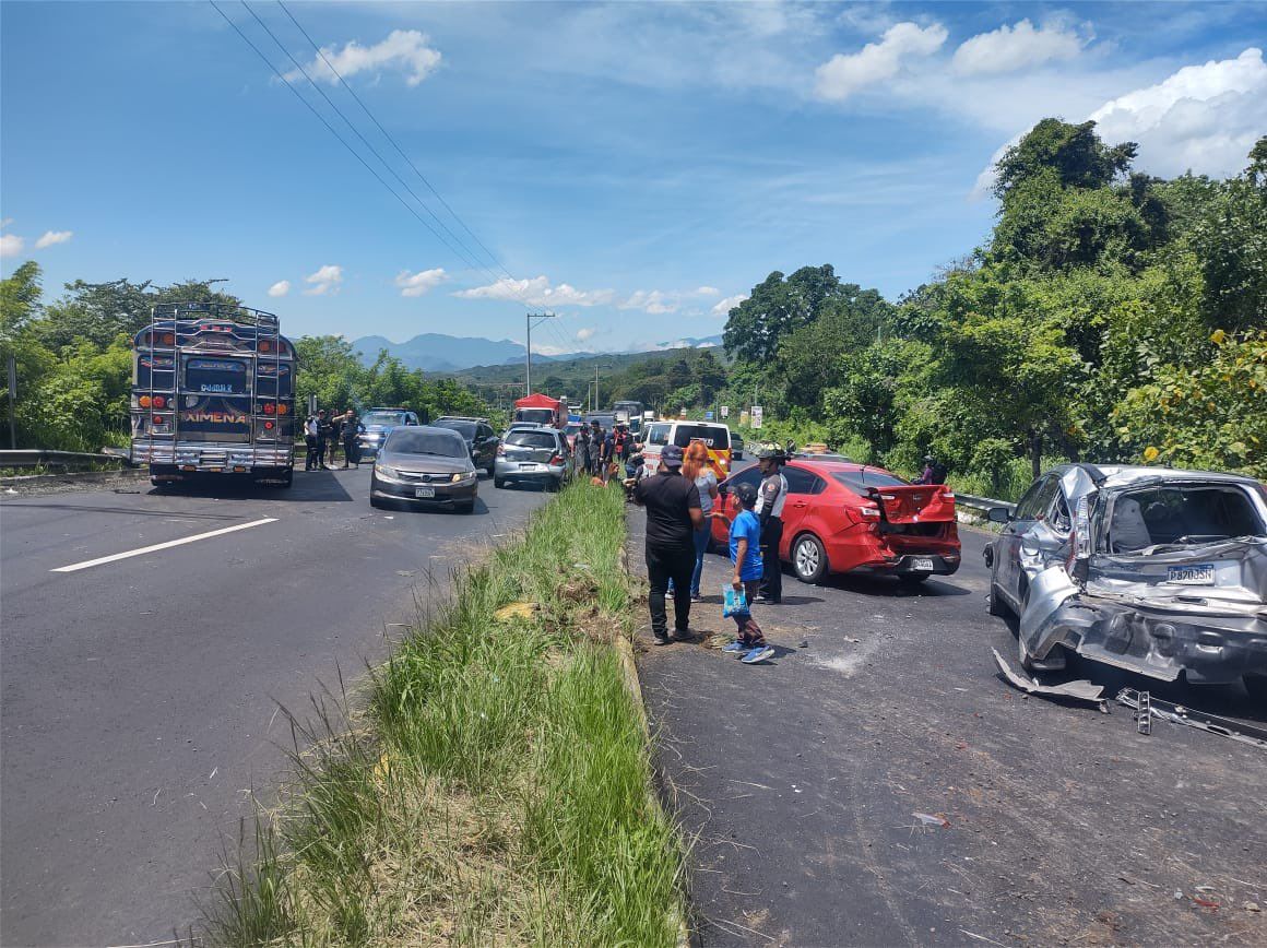 Paso obstruido en carretera a El Salvador por accidente de tránsito