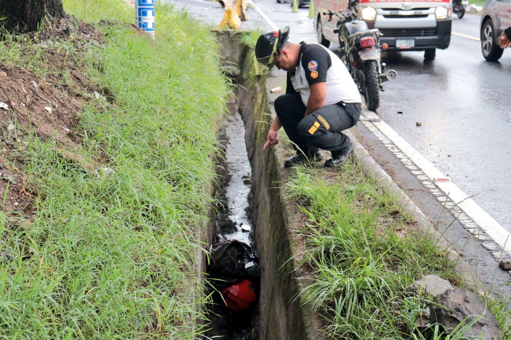 Conductor de motocicleta sufre aparatoso accidente en Mixco