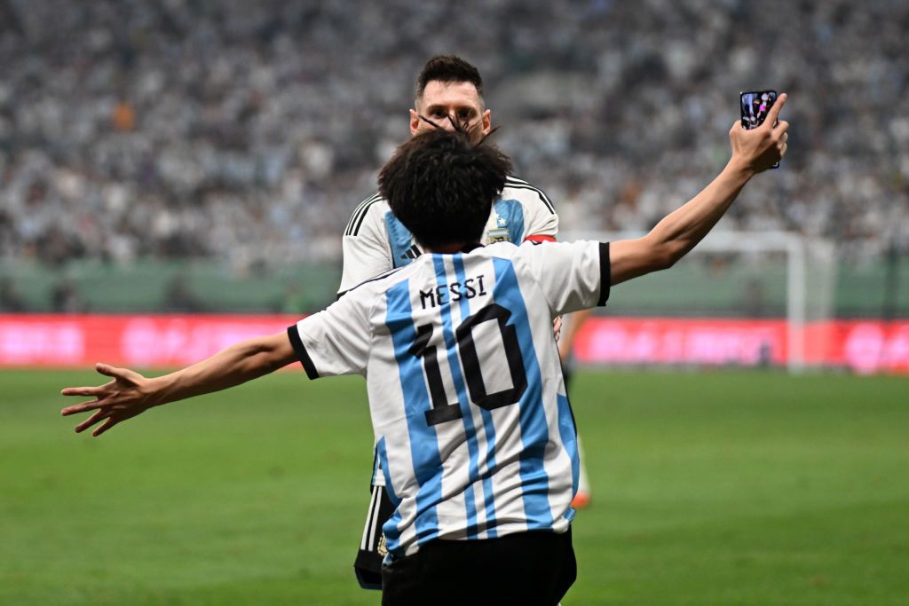 Aficionado que saltó a la cancha para abrazar a Messi fue arrestado