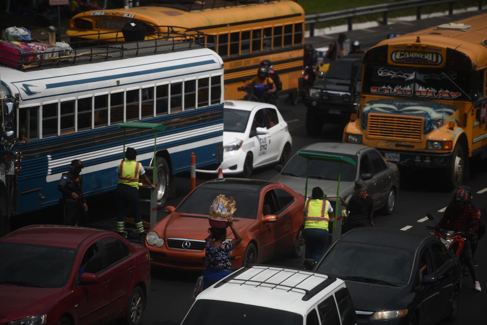 Reportan largas filas de vehículos en la autopista Palín-Escuintla