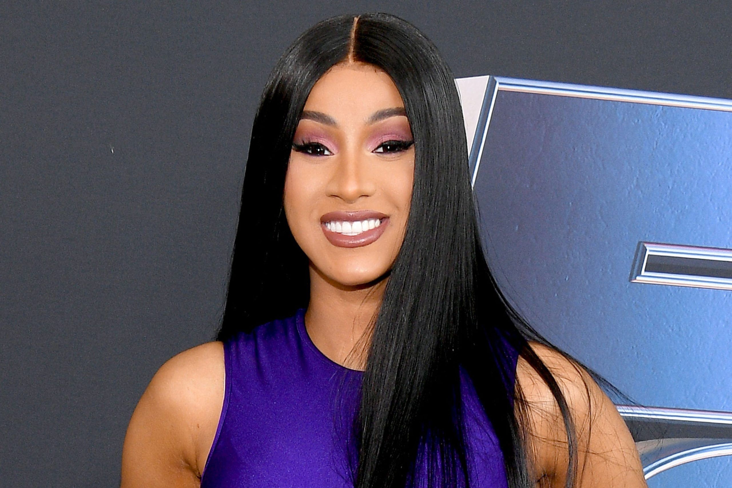 ¡Sin censura! Cardi B hace hot twerking en transparente atuendo sin nada abajo