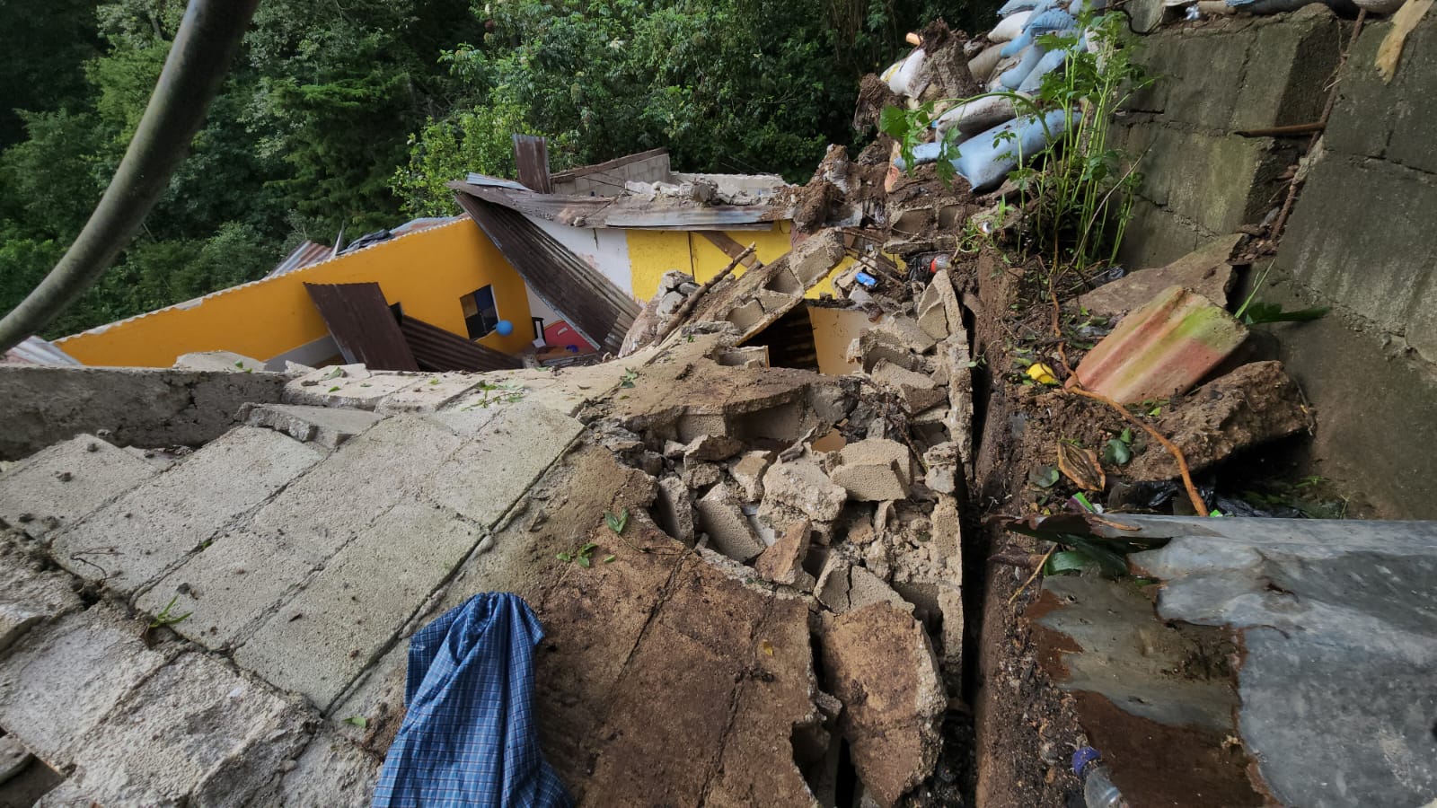 Paredón cae sobre una vivienda en zona 16