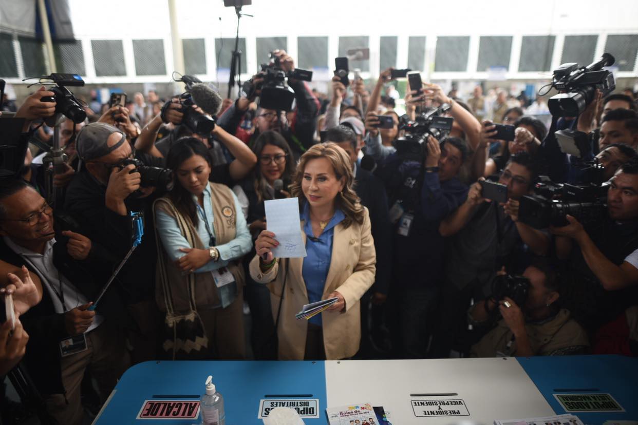 Sandra Torres ejerce su derecho al voto en el Colegio Valle Verde