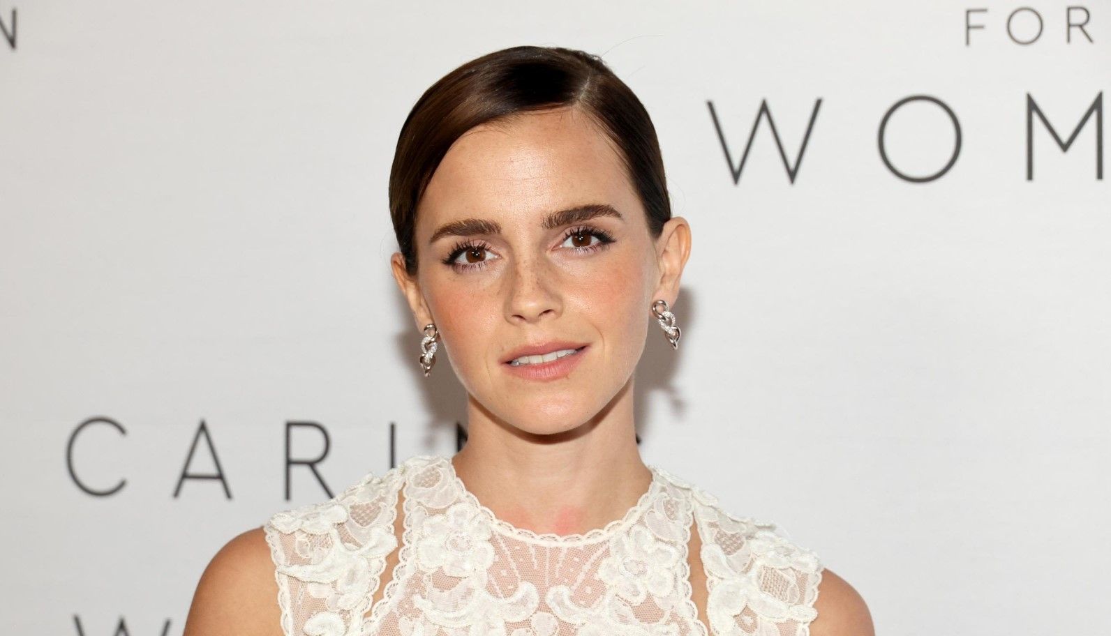 Emma Watson aparece en las redes con sexy traje de baño de aberturas