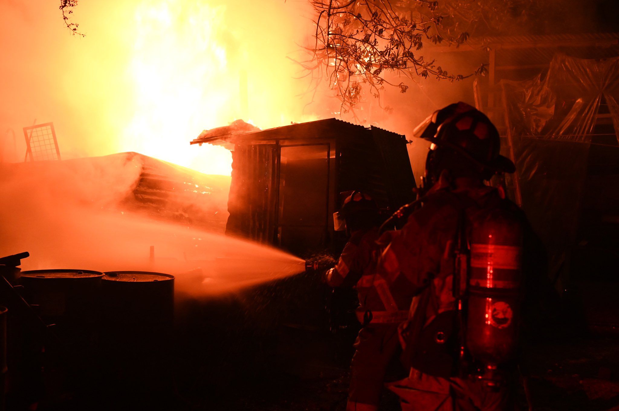 Incendio en taller destruye 11 vehículos