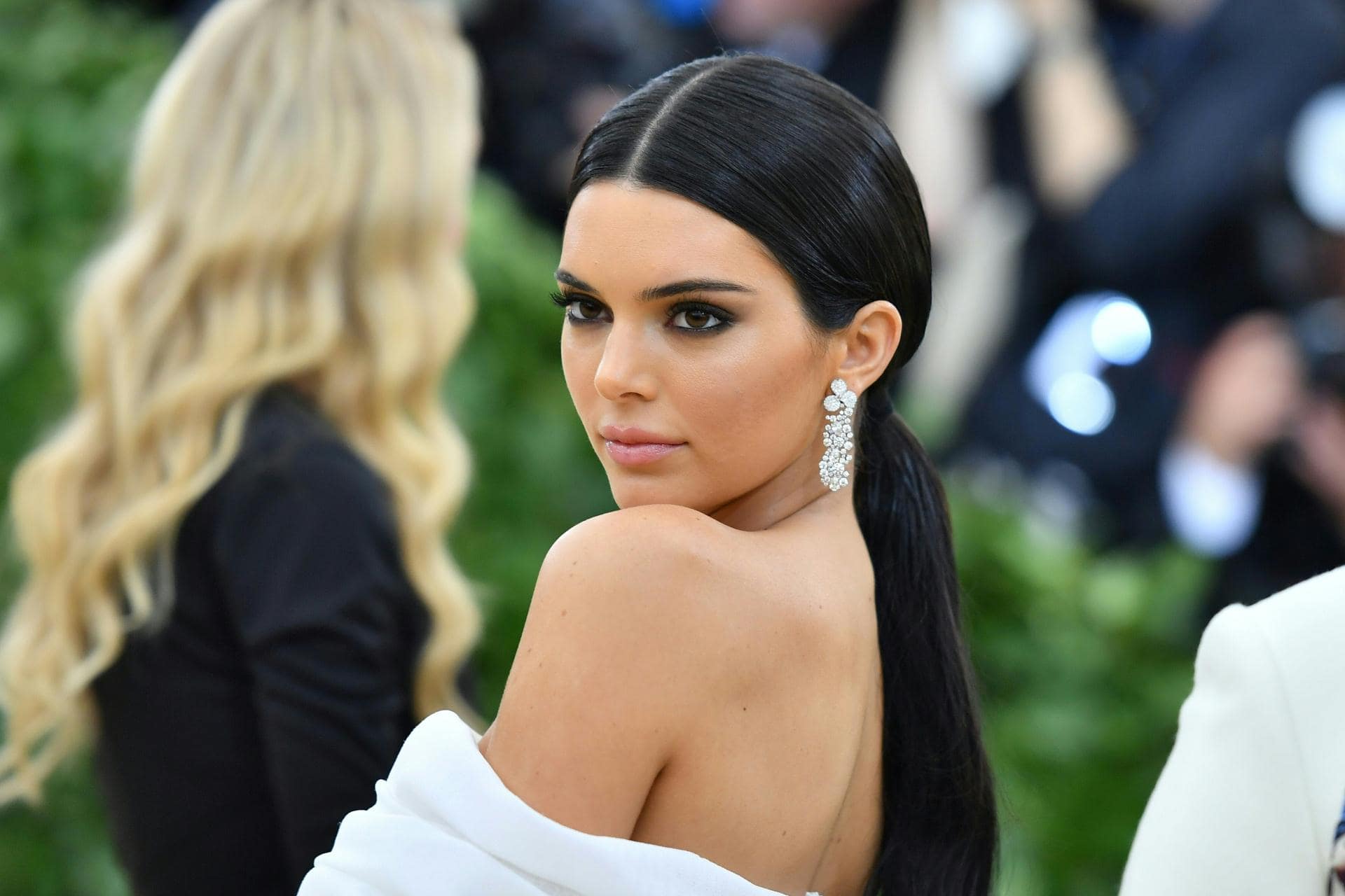 Kendall Jenner hace arder las redes al lucir vestido con los senos al descubierto