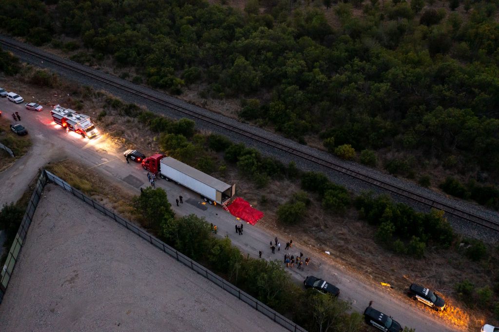 Capturan a cuatro mexicanos por muerte de 53 migrantes en camión en Texas