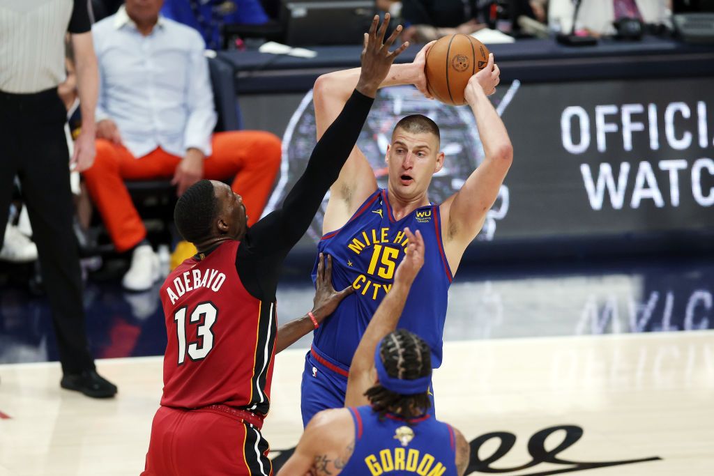 Jokic guía el camino de los Nuggets en el primer partido de la finales de NBA