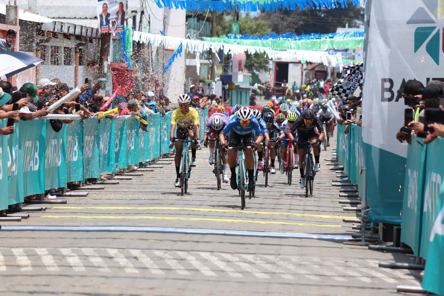 ¡La colombiana Serika Gulumá conquista la segunda etapa de la Vuelta Femenina!