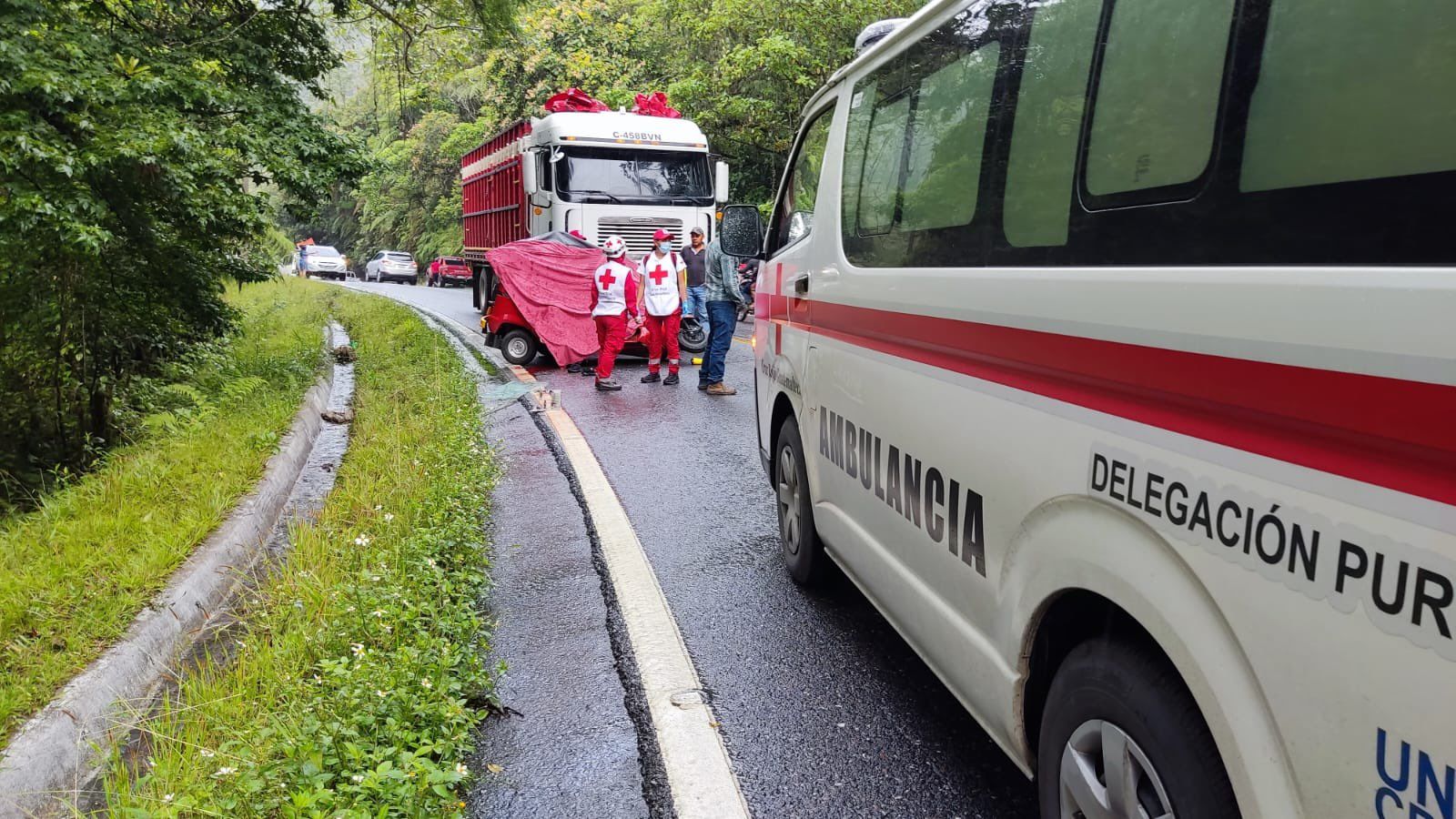 Adulto y menor mueren en accidente de tuc tuc