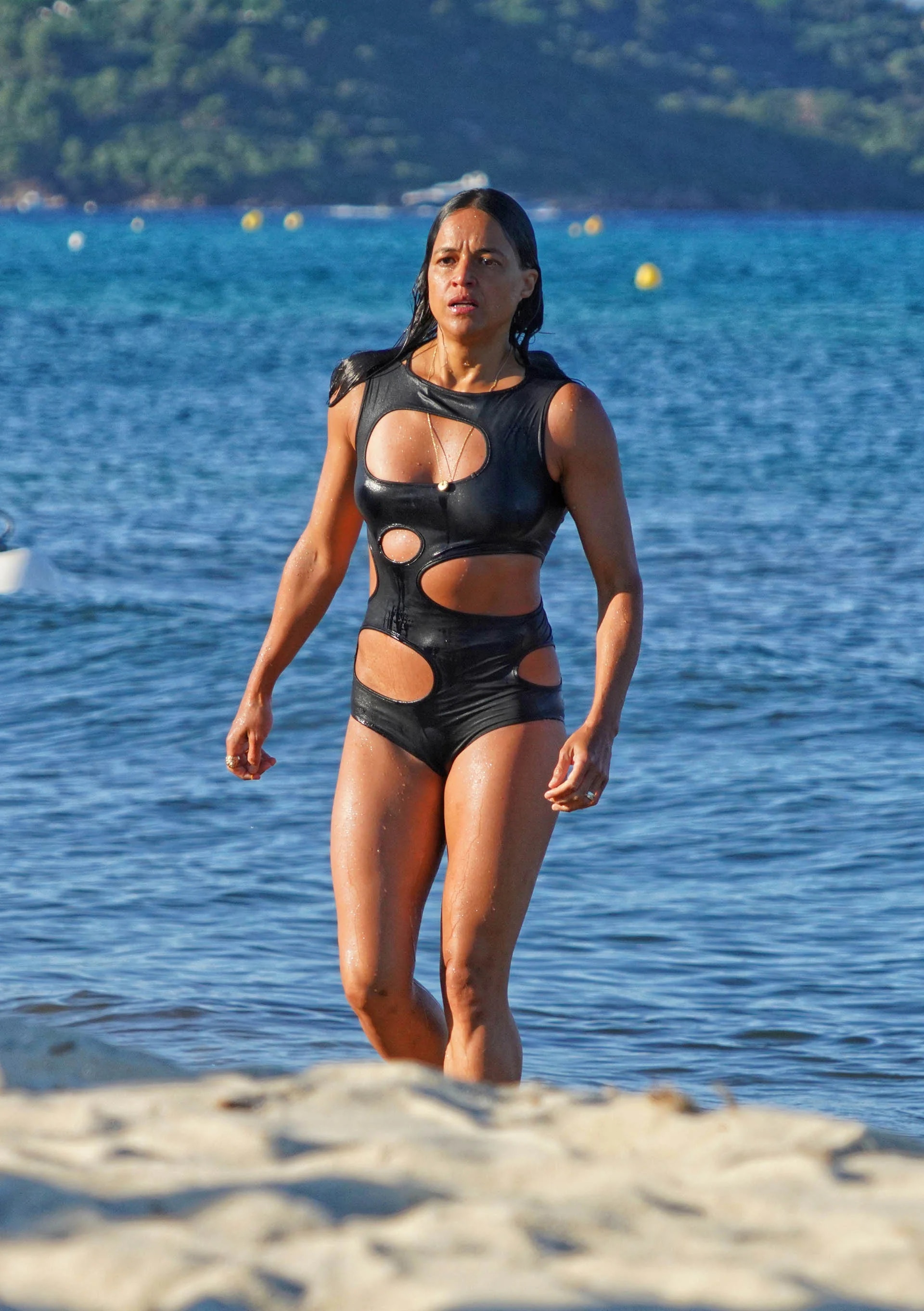 Michelle Rodriguez disfruta de unas divertidas vacaciones junto con amigos en Saint Tropez. Allí, alquilaron un yate, se refrescaron en el mar y practicaron deportes acuáticos