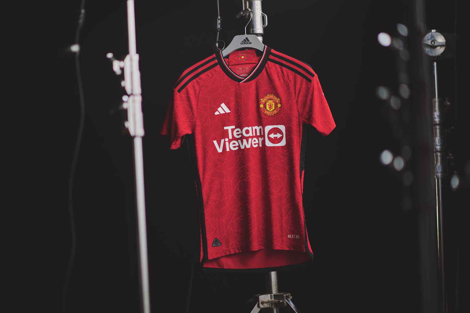 Adidas renueva patrocinio con Manchester United por más de mil millones de euros