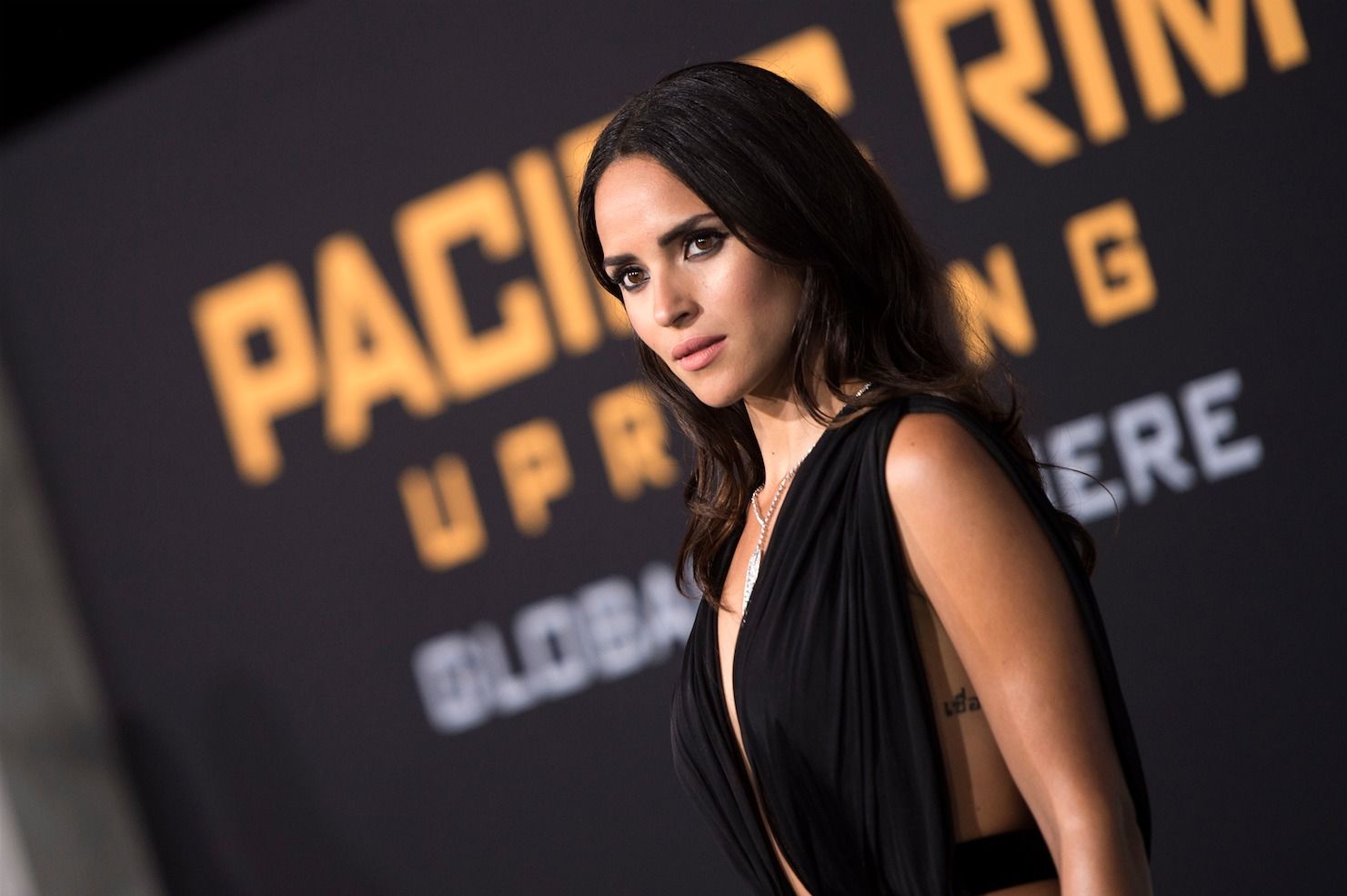 Adria Arjona enloquece a sus fans al posar en diminuta tanga